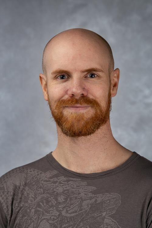 Portrettfoto av mann med rødlig kort skjegg.. Foto - Klikk for stort bilde