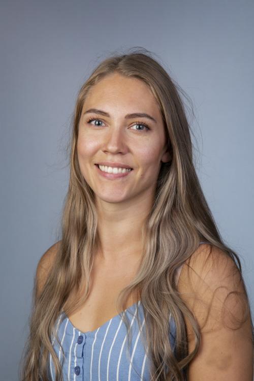 Portrettbilde av ung kvinne. Foto. - Klikk for stort bilde