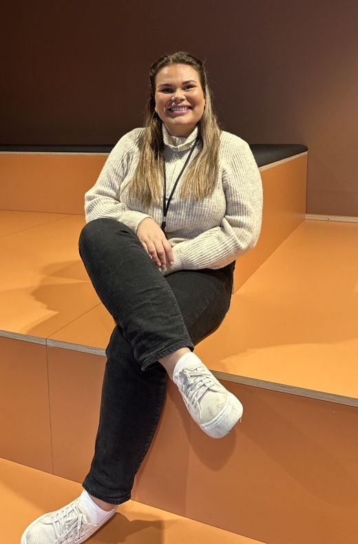 Miljøarbeideren Benedicte sitter i en trapp.  Foto - Klikk for stort bilde